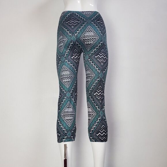 NEW No Boundaries Plus Size Green Geometric Capri Leggings - Picture 3 of 8